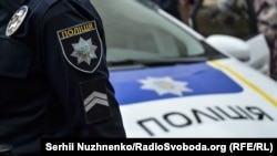 Наразі жінка перебуває в лікарні, у неї зламаний ніс, пошкоджені зуби, кілька глибоких порізів на обличчі, а також струс головного мозку
