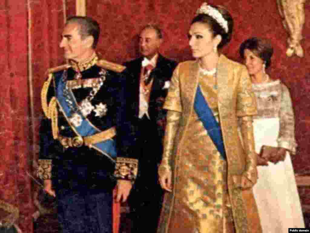 Šah Mohamed Reza Pahlavi sa suprugom na prijemu