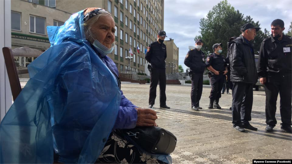 84-річна Зебуре Кубедінова прийшла до будівлі суду в Сімферополі. Однак її, як і інших відвідувачів, не пропустили. За словами очевидців, активісти попросили для неї стілець, принесли склянку гарячого чаю. Зебуре прийшла в дощовику, однак, побачивши велику кількість жінок із дітьми, вона зняла його і попросила віддати кому-небудь з них. «Зебуре пережила депортацію 1944-го року. І продовжує бачити її в сьогоденні», – написала на своїй сторінці у Facebook активістка ініціативи «Кримська солідарність»