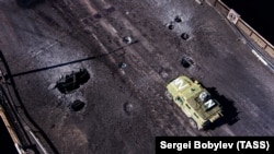 Антоновский мост через Днепр, соединяющий Херсон с левобережьем, после первых ударов ВСУ. Херсон, 20 июля 2022 года.