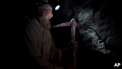 یو مزدور د سوات د زمردو په کان کې کار کوي - انځور له ارشیفه. 