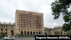 15 июля депутаты горсобрания повторно проголосовали за переименование проспекта Мира в проспект Победы, таким образом, бросив своего рода вызов Сергею Багапшу