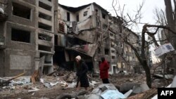 Місцеві жителі йдуть повз житловий будинок, зруйнований ракетним обстрілом Росії в місті Селидове Донецької області, Україна, 16 лютого 2024 року. Фото ілюстративне