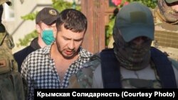 Айдер Кадиров (по центру)