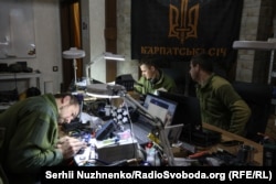 Ukrán katonák munka közben