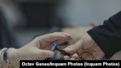 Alegătorii vor trebui să decidă unde pun ștampila în cel de-al doilea tur de scrutin. 