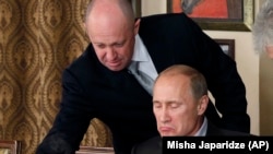 Президент Росії Володимир Путін (п) та російський бізнесмен Євген Пригожин, архівне фото, 2011 рік
