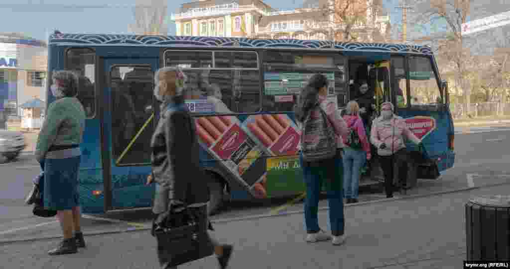 Уранці міський автобус у Сімферополі за маршрутом &laquo;Мар&#39;їно &ndash; Залізничний вокзал&raquo; переповнений. Окремі пасажири &ndash; без засобів індивідуального захисту, незважаючи на діючий на анексованому півострові режим самоізоляції. У цей період весь міський та приміський транспорт працює 8 годин на добу: з 6:00 до 10:00 та з 17:00 до 21:00 години