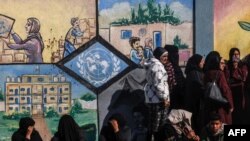 Раселени Палестинци чекаат да добијат помош пред центарот на Обединетите нации за помош и работа за палестинските бегалци (UNRWA) во Рафа, во јужниот дел на Појасот Газа на 28 јануари 2024 година.