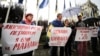 Акція «Люструй мене першим» біля Офісу президента України. Київ, 12 липня 2019 року