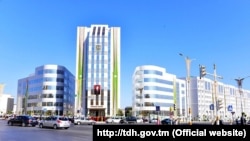 Illýustrasiýa suraty. “Rysgal” paýdarlar täjirçilik bankynyň binasy. Aşgabat.