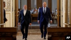 Iranski ministar vanjskih poslova Abas Araghchi (lijevo) i njegov ruski kolega Sergej Lavrov dolaze na konferenciju za novinare u Teheran 25. februara.