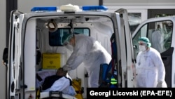 Амбулантно возило пред Инфективната клиника во Скопје