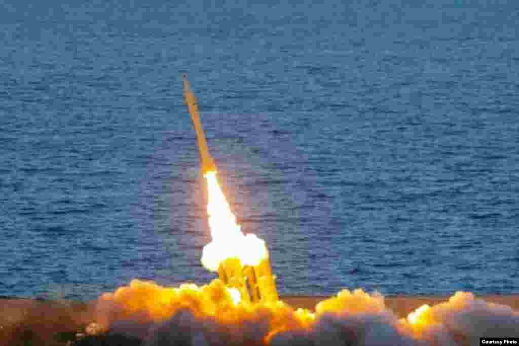 Ракетата Фат-360 лансирана за време на воените вежби во јужен Иран во ноември 2022 година. Балистичката ракета со краток дострел првпат беше претставена на воената парада во Техеран во април 2022 година. Фат на персиски значи „освојување“. Секоја ракета е долга 5,2 метри и може да носи боева глава од 150 килограми. Тоа е три пати повеќе од експлозивното полнење на озлогласените ирански-дизајнирани беспилотни летала Шахед, кои убиле голем број украински цивили откако Русија ги распореди во 2022 година.