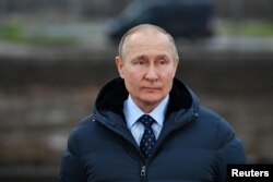 Președintele rus Vladimir Putin vizitează un nod de transport în construcție la o stațiune din regiunea Tver, pe 7 noiembrie 2022.