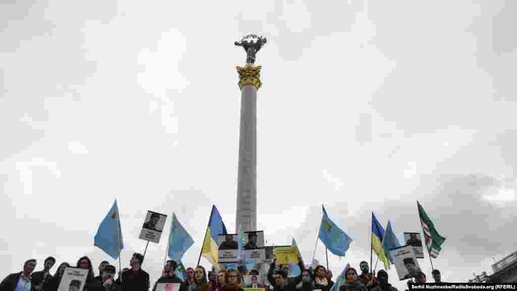 Учасники&nbsp;акції&nbsp;тримають&nbsp;плакати&nbsp;на підтримку&nbsp;політв&#39;язнів&nbsp;Кремля Ільмі Умерова,&nbsp;Ахтема&nbsp;Чийгоза&nbsp;та&nbsp;інших 
