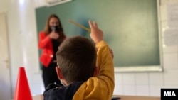 Ученик и наставничка со заштитни маски на час во време на пандемија, Скопје 2020