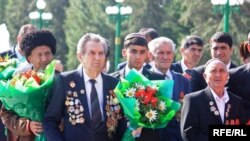 Veteránok emlékeznek meg a II. világháborúban elesett bajtársaikról a 2010. május 9-i győzelem napi ünnepségeken