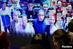 Vizitatorii sunt văzuți la un ecran care afișează tehnologia de recunoaștere facială la expoziția Digital China din Fuzhou, provincia Fujian, China (fotografie de arhivă).