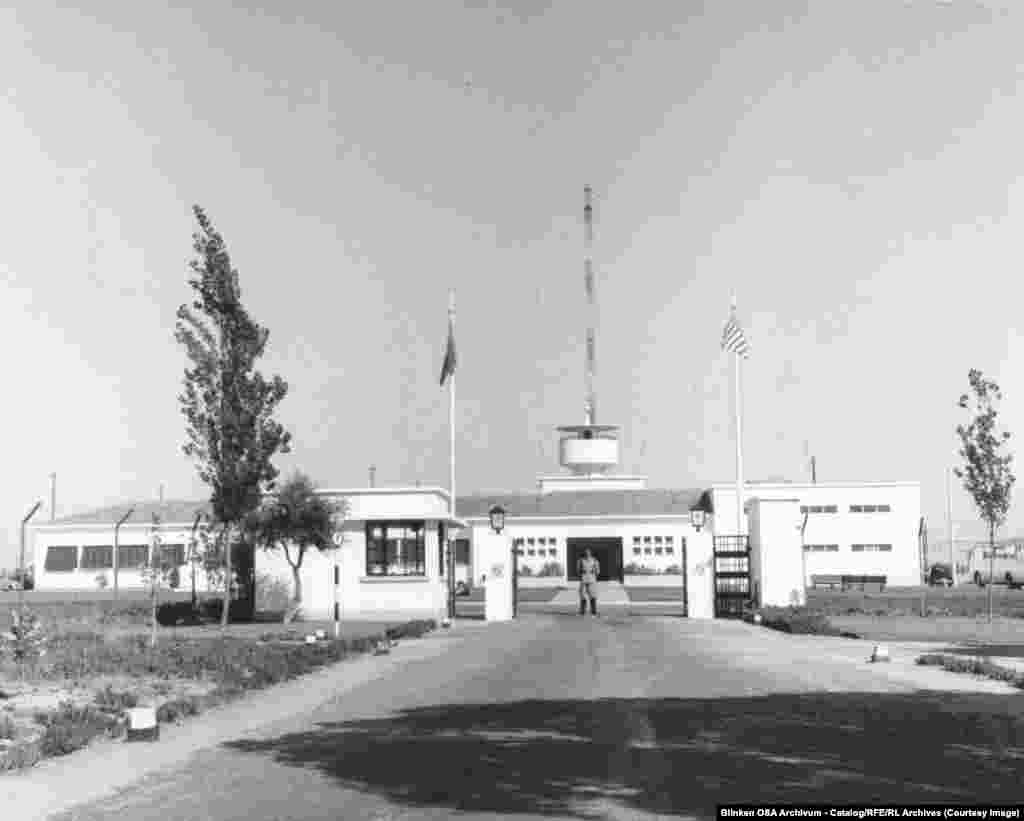 Основная передающая станция Радио Свободная Европа недалеко от Лиссабона, Португалия.РСЕ и Радио Свобода использовали мощные коротковолновые передатчики в Германии, Испании и Португалии, которые могли «отражать» сигналы от атмосферы, чтобы достигать стран в Восточной Европе и СССР. Радио Свобода управляло передающей станцией на Тайване, которая направляла передачи в самые дальние уголки Сибири