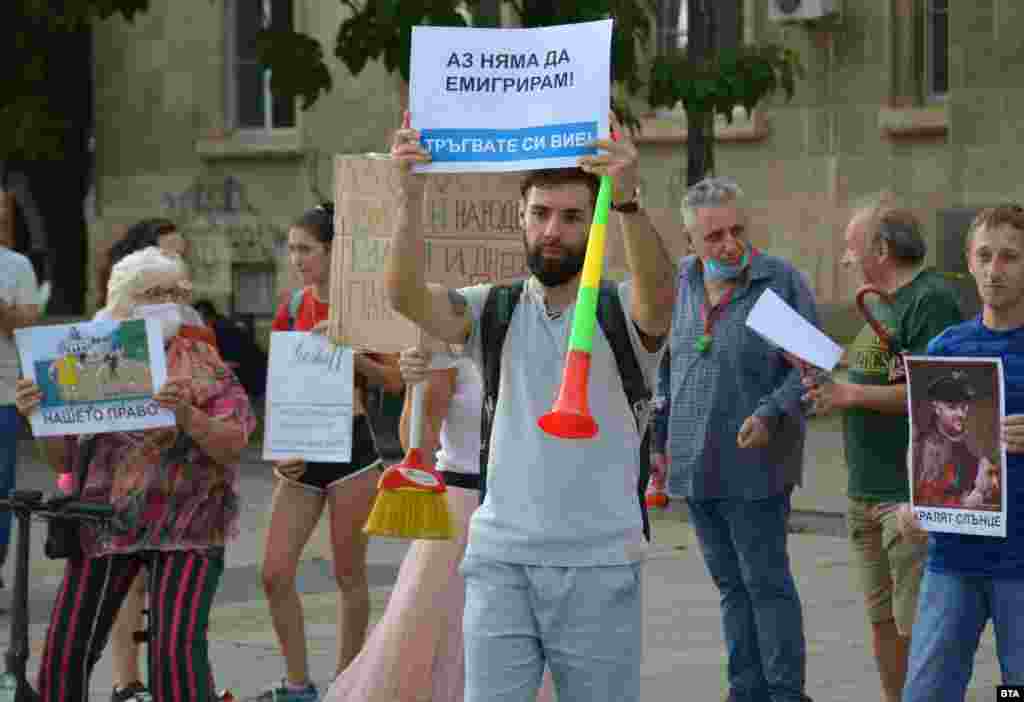 „Јас нема да емигрирам! Вие заминете!“, Од демонстрациите во Русе, каде се одржа и друг протест со кој се бараше оставка на премиерот и главниот обвинител.