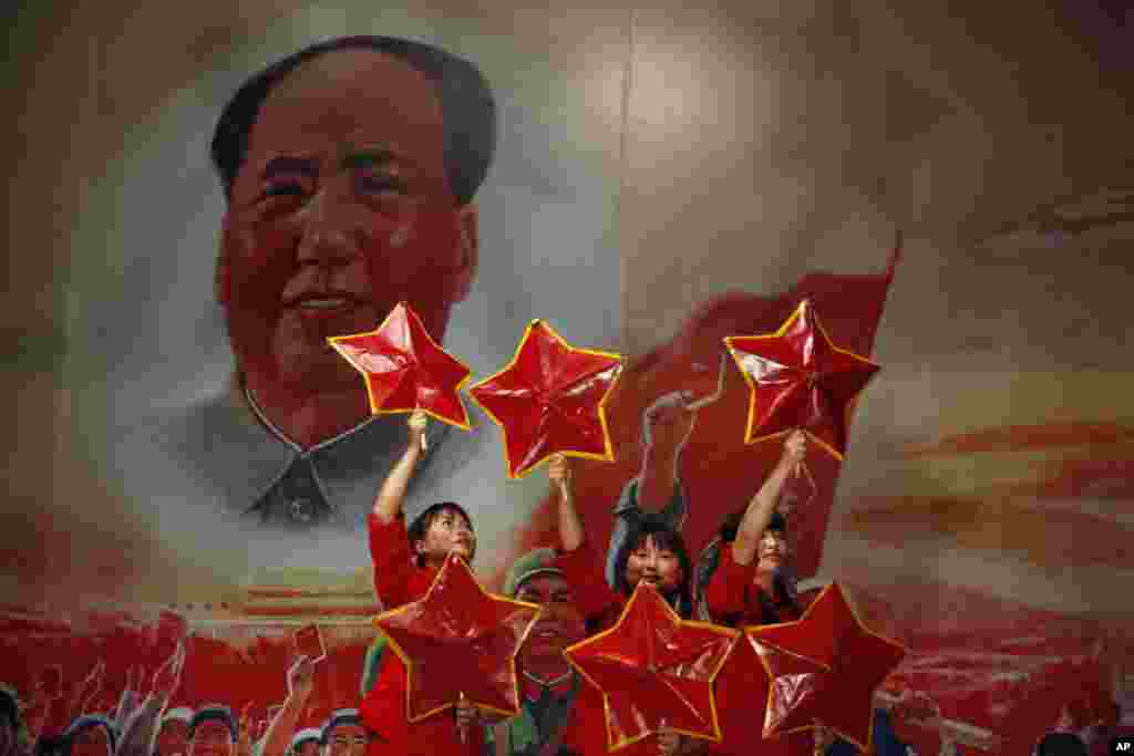 Nici o festivitate nu a fost anunțată pentru cea de-a 75-a aniversare, marți, cu excepția unei ceremonii de ridicare a drapelului în Piața Tiananmen, din Beijing, cu o gardă de onoare mărșăluind de la intrarea palatului care, în secolele trecute, a fost reședința împăraților chinezi, transmite AP. 