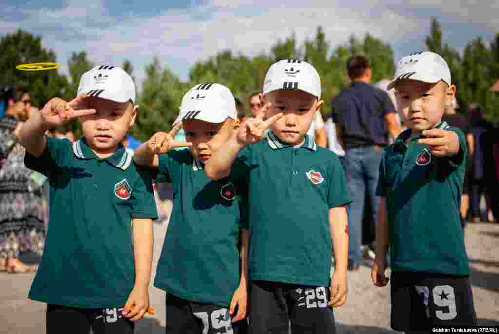 Бул төрт эм 2015-жылы төрөлүп, аларга ошол кездеги эл башчылардын аттары ыйгарылган. Алмазбек, Асылбек, Кубанычбек жана Камчыбек азыр төрт жашта. 
