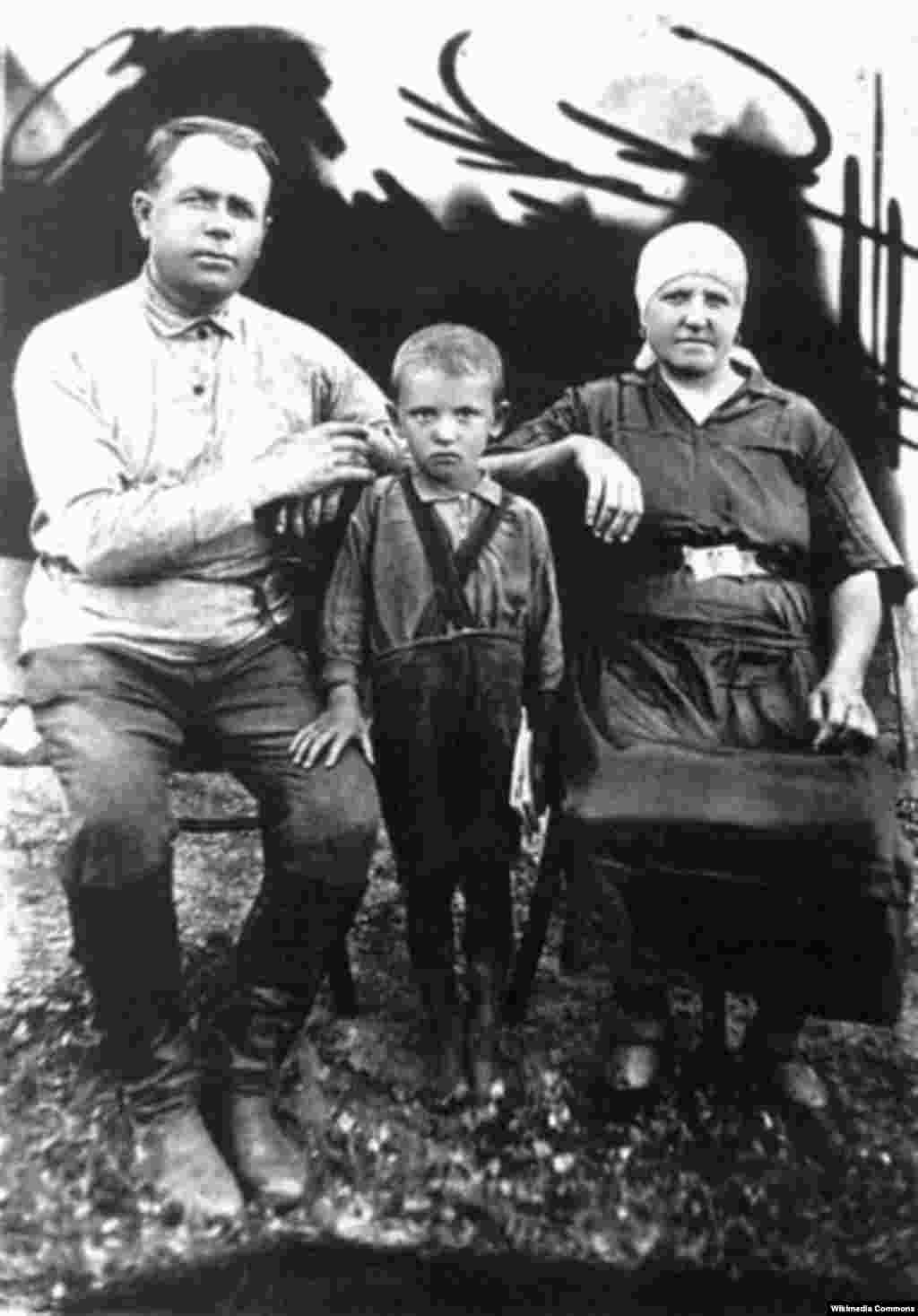 Міхаіл Сяргеевіч Гарбачоў нарадзіўся 2 сакавіка 1931 году. На фота з бабуляй і дзядулем ва ўзросьце трох гадоў. 