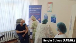 Covid oltást adnak be Chisinauban 2021. március 2-án.