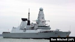 რუსეთის მტკიცებით, HMS Defender-ი შევიდა „რუსეთის ტერიტორიულ წყლებში“ და ამის შემდეგ რუსეთის საპატრულო ხომალდმა გაფრთხილების ნიშნად ისროლა. დიდი ბრიტანეთის თავდაცვის სამინისტრომ უარყო, რომ იყო გამაფრთხილებელი გასროლა სარაკეტო ნაღმოსნის მიმართულებით. 