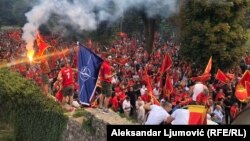Неколку илјади луѓе се собраа на 3 септември пред манастирот во Цетиње, каде што се наоѓа седиштето на Митрополијата на Српската православна црква во Црна Гора. 03.09.2020.