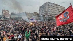 Nagy volt a tömeg a szerb fővárosban. Maszkot alig valakin látni. Zászlókból és szlogenekből viszont nincs hiány.