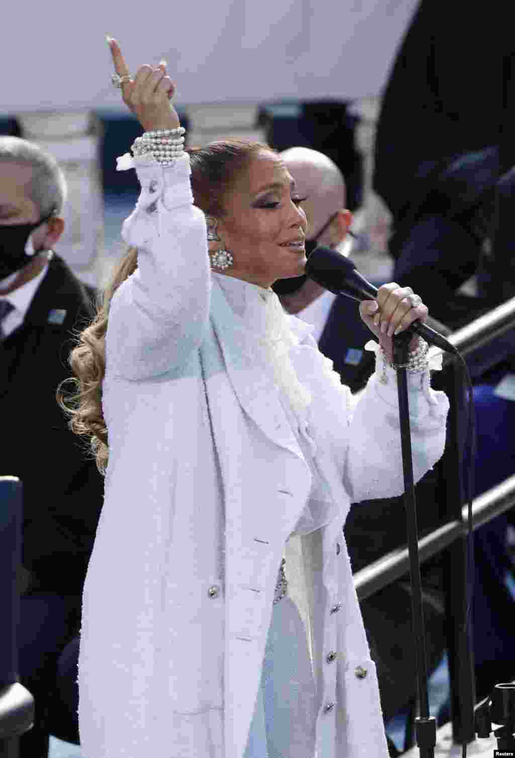 Jennifer Lopez&nbsp;adta elő a This Land Is Your Land című dalt.&nbsp;Az énekesnő az egyik legnépszerűbb amerikai folkdalt énekelte el. A szövegét Woody Guthrie írta 1940-ben, a dallam már megvolt, a Carter Family When the World&#39;s on Fire című száma. &nbsp;
