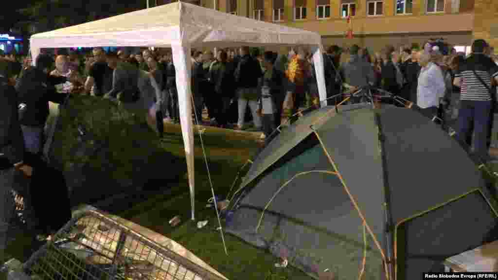 Демонстрантите поставија шатори пред Собранието 27.04.2017.