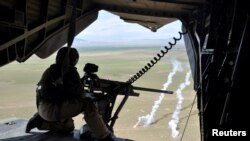 A Bundeswehr katonája egy CH–53 helikopter fedélzetén Afganisztánban, 2017. március 27-én