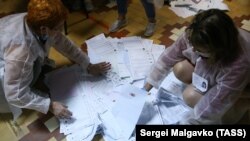 Подсчет голосов на выборах в Госдуму (архивное фото)