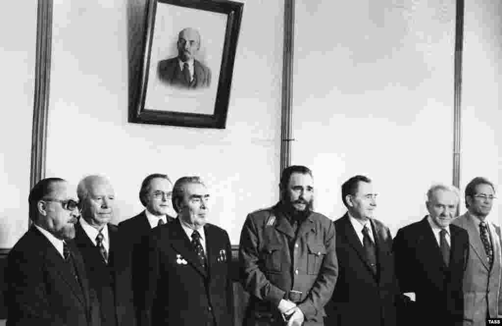 Fidel Castro la o ședință foto sub portretul lui Lenin, înaintea convorbirilor cu liderul sovietic Leonid Brejnev. 