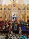 Маленька церква Різдва Пресвятої Богородиці в селі Іванковичі не могла вмістити усіх, хто прийшов віддати останню шану загиблій родині<br>