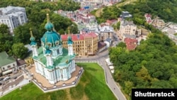 Традиційний історичний променад у центрі Києва з початком на Андріївському узвозі і завершенням на Подолі