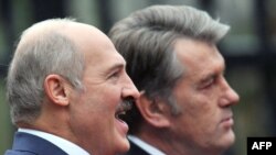 Президент Віктор Ющенко зі своїм білоруським колегою Олександром Лукашенком. Київ, 5 листопада 2009 р.
