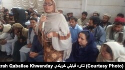 د تکړه قبایلي خویندو ټولنې استازې هم د کورمېوالو پرلت ملاتړ ته ورغلې وې. 