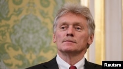 Purtătorul de cuvânt al Kremlinului, Dmitri Peskov, îndeamnă la prudență în afirmațiile privind potențialul nuclear și riscul unei confruntări globale de acest tip. 