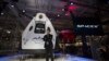 Elon Musk pózol a Dragon 2 űrhajó előtt, Kalifornia 2014. május 29. REUTERS/Mario Anzuoni 