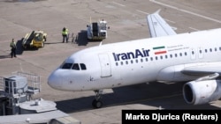 Avion iranske avio kompanije na aerodromu "Nikola Tesla" u Beogradu, mart 2018.