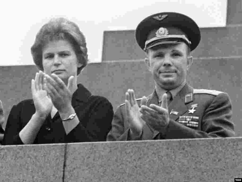 Tereškova i Gagarin na Crvenom trgu, Moskva, 1963.