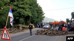  Lokalni Srbi su blokirali put Leposavić Mitrovica kao odgovor na zauzimanje prelaza od strane kosovske policije, 26. jul 2011.
