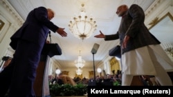 ABŞ prezidenti Donald Tramp və Hindistanın baş naziri Narendra Modi Vaşinqtonda, Ağ evdə birgə mətbuat konfransında əl sıxırlar.