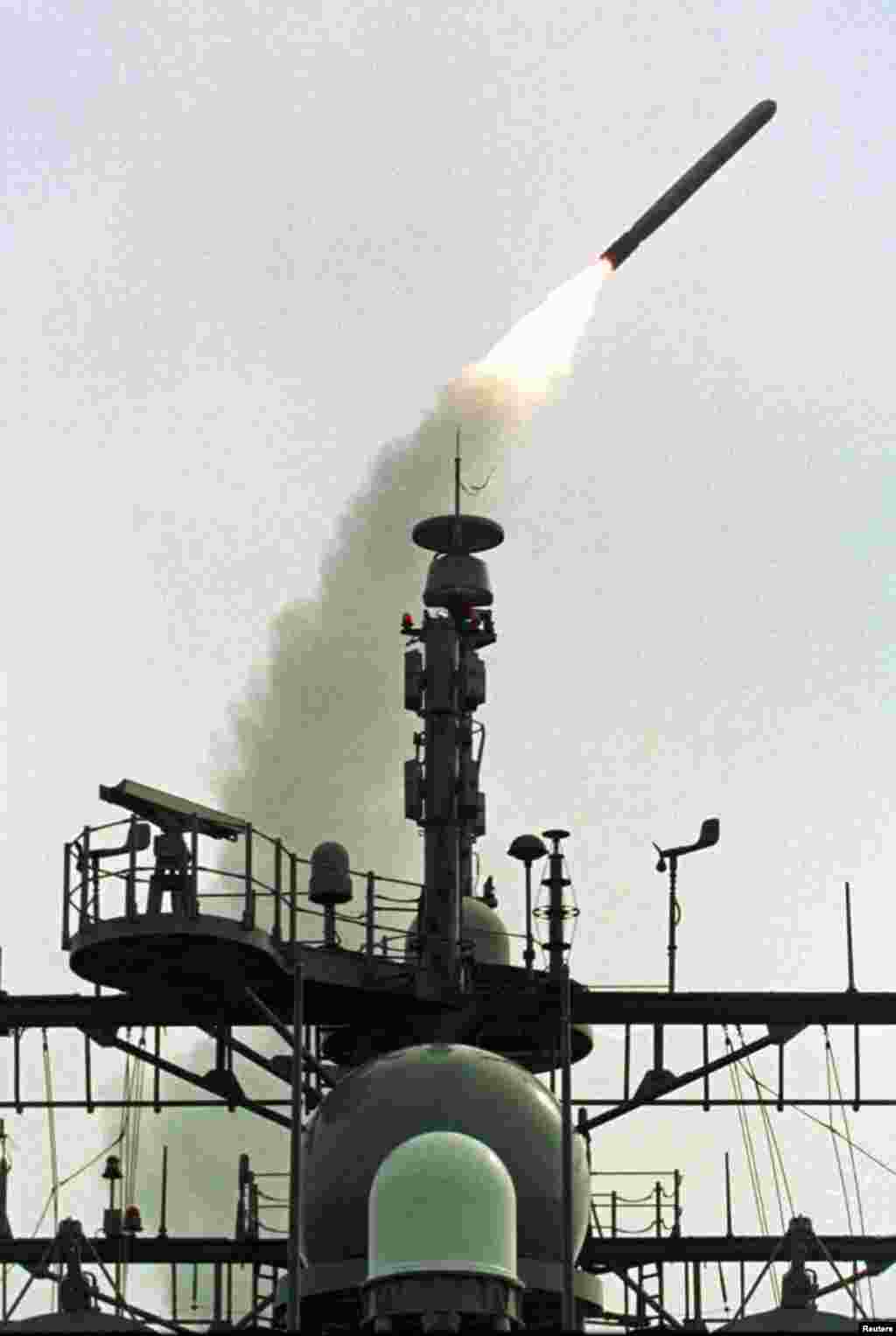 Një raketë Tomahawk e lëshuar nga një aeroplanmbajtëse e ushtrisë amerikane në Detin Mesdhe, gjatë sulmeve të NATO-s mbi caqet e ushtrisë dhe policisë serbe, 26 mars 1999. Paul Hanna/Reuters 