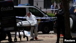 Polițiști și medici legiști la locul în care a fost ucis fostul politician ucrainean Andrei Portnov, în Madrid, Spania, 21 mai 2025.