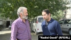 Джамшед Ёров беседует с корреспондентом Радио Озоди Мирзонаби Холикзодом